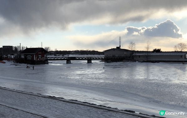 係聖彼得堡的雪景如同一幅夢幻的畫卷，白雪覆蓋著宏偉的建築和寧...