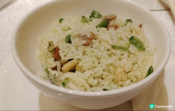 港式楊州炒飯，集本地特式食材以傳統做法而適合香港本地的特式味...