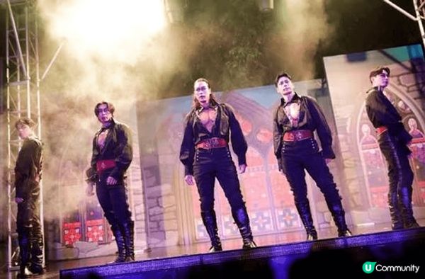 推薦萬聖節海洋公園，夜晚嘅氣氛一流，鬼屋設計好靚，周圍有np...