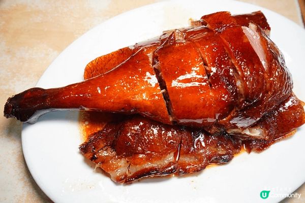 燒鵝，作為粵菜中嘅經典，以其金黃酥脆嘅外皮、鮮嫩多汁嘅肉質同...