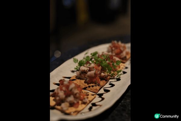 切碎的秘魯吞拿魚拌上蕃茄莎莎，用黑醋汁調味很開胃，配香烤鱈魚...