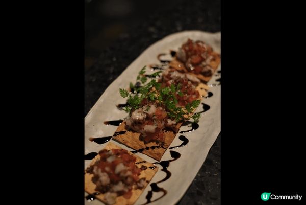 切碎的秘魯吞拿魚拌上蕃茄莎莎，用黑醋汁調味很開胃，配香烤鱈魚...