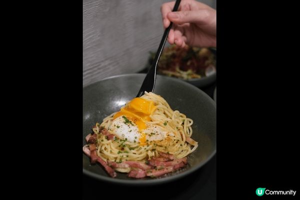 卡邦尼的忌廉感不重，煙肉切成條狀有口感，篤穿蛋黃把蛋汁拌上意...