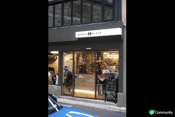 卡邦尼的忌廉感不重，煙肉切成條狀有口感，篤穿蛋黃把蛋汁拌上意...