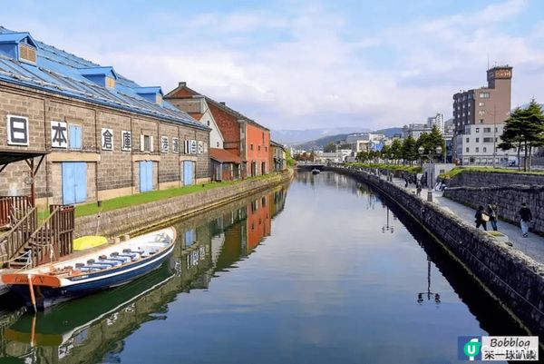 日本小樽夜景.夜晚時分，沿岸歷史建築和燈籠映照在水面上