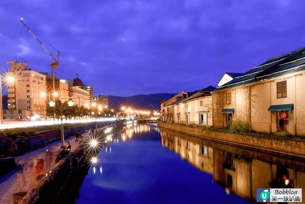 日本小樽夜景.夜晚時分，沿岸歷史建築和燈籠映照在水面上