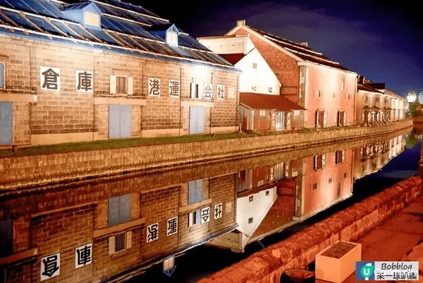 日本小樽夜景.夜晚時分，沿岸歷史建築和燈籠映照在水面上
