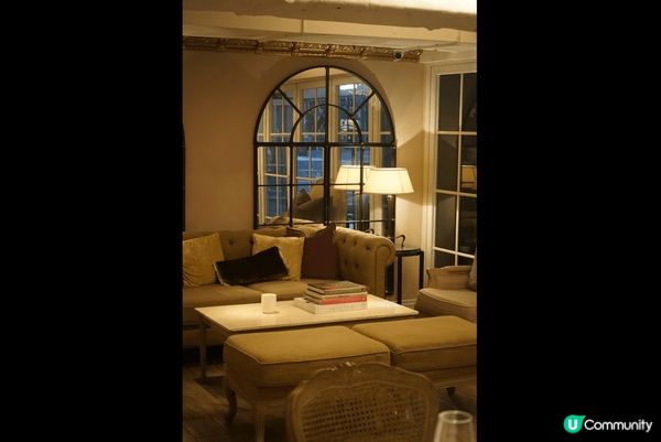 灣仔打卡西餐，廚師用咗最當造嘅美食，同時可以見到餐廳環境充滿...