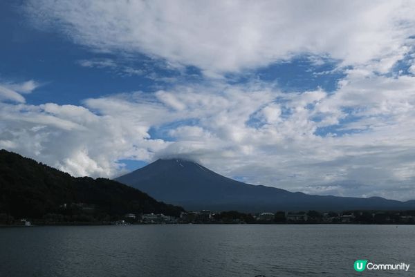 在河口湖望富士山或在富士山頂看風景都令人心曠神怡