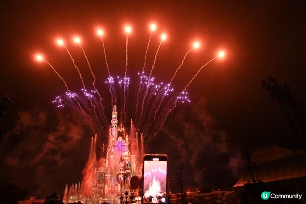 閉園前的煙花為大人的童話世界的美好的一天打上圓滿的句號。