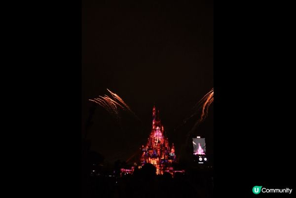 閉園前的煙花為大人的童話世界的美好的一天打上圓滿的句號。