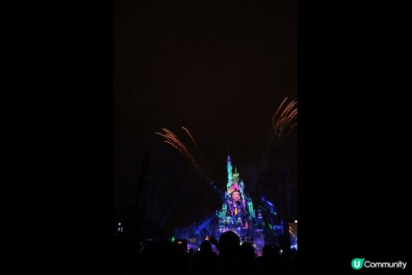 閉園前的煙花為大人的童話世界的美好的一天打上圓滿的句號。