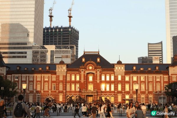 日本的東京車站非常好拍，白天日落和晚上有不同感覺。打卡後進去...