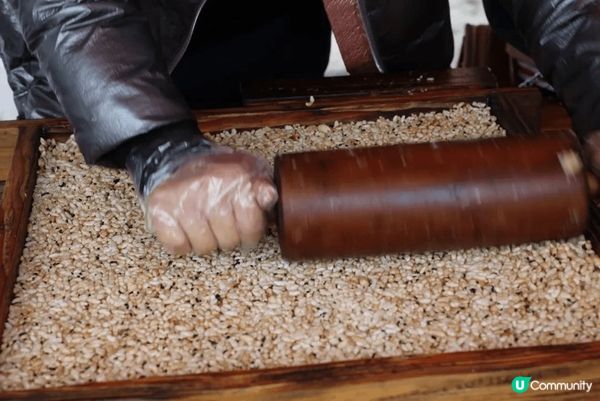 手工製作米糖花、套花, 米糖花的原料是米與蔗糖，將米透過機器...