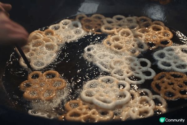 手工製作米糖花、套花, 米糖花的原料是米與蔗糖，將米透過機器...