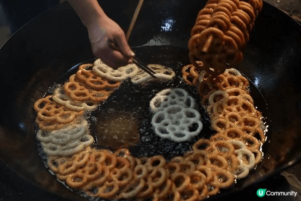 手工製作米糖花、套花, 米糖花的原料是米與蔗糖，將米透過機器...