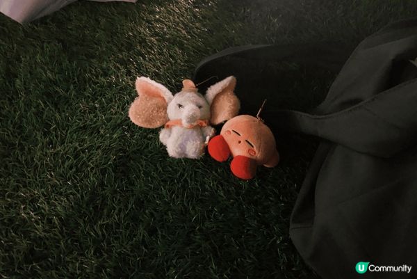 1. **第一張**：復古懷舊，背景是旋轉木馬，營造夢幻氛圍...