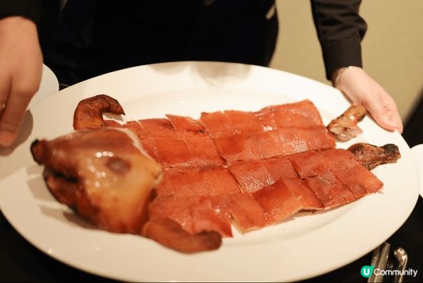 米芝蓮星級餐廳明閣，即燒化皮乳豬，酥炸釀鮮蟹蓋，窩燒滋補竹絲...