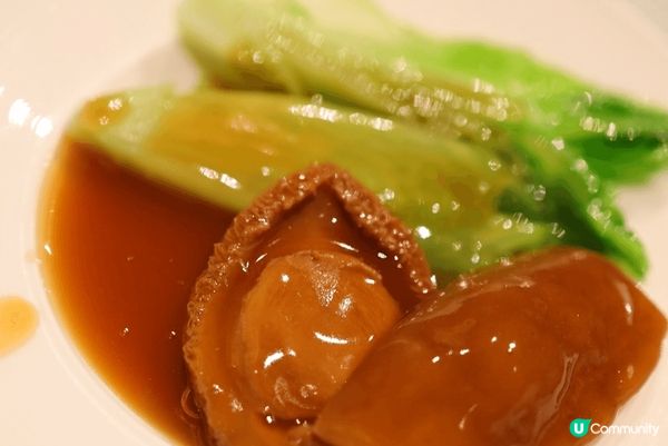 米芝蓮星級餐廳明閣，即燒化皮乳豬，酥炸釀鮮蟹蓋，窩燒滋補竹絲...