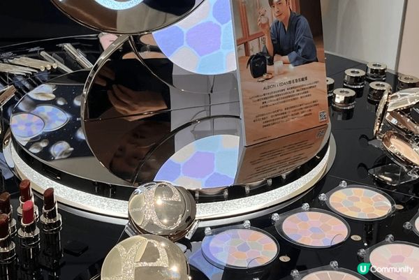 這款粉餅集4大特色於一身：修飾毛孔、長效持妝、精緻透亮感、絲...