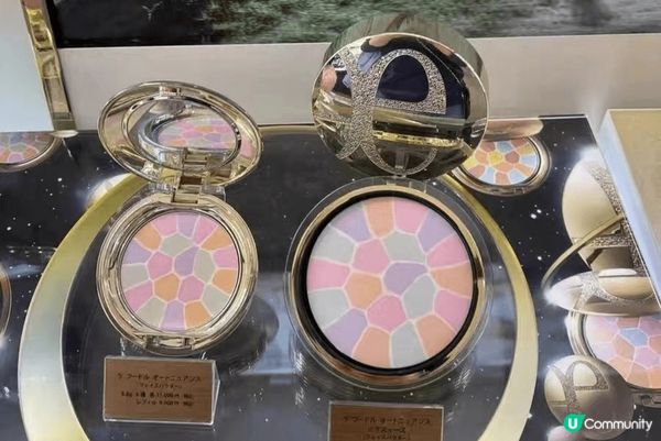 這款粉餅集4大特色於一身：修飾毛孔、長效持妝、精緻透亮感、絲...