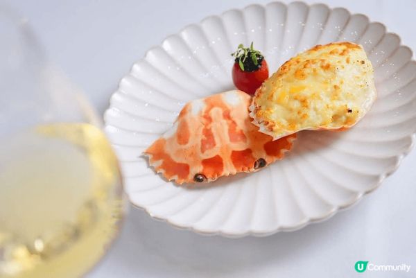 法式芝士白酒焗蟹蓋：廚師將花蟹拆肉,釀入一個蟹蓋之中,並以白...