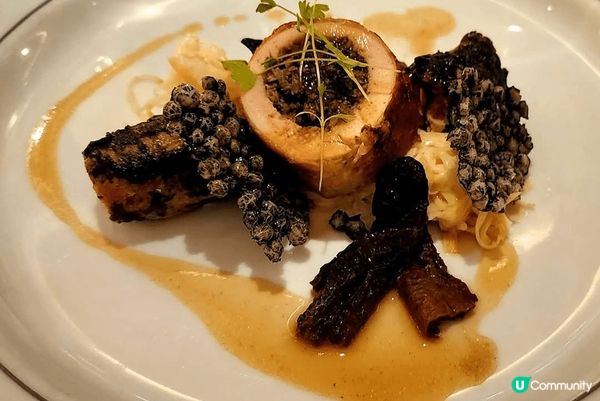 法式芝士白酒焗蟹蓋：廚師將花蟹拆肉,釀入一個蟹蓋之中,並以白...