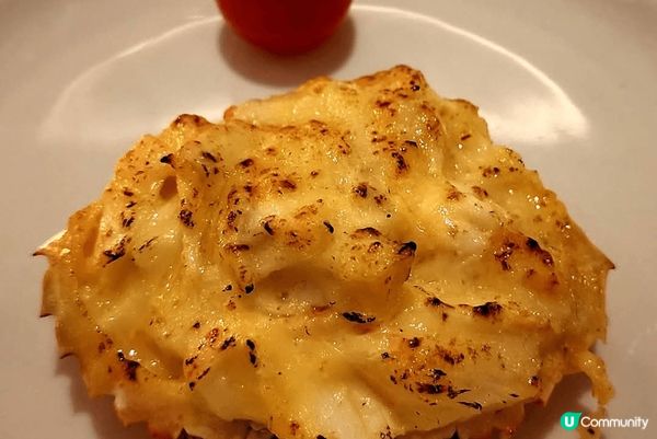 法式芝士白酒焗蟹蓋：廚師將花蟹拆肉,釀入一個蟹蓋之中,並以白...