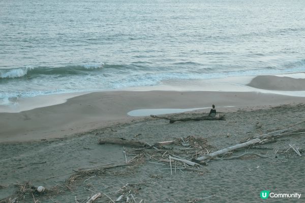 這裏是日本鎌倉的沙灘，陽光灑在金色沙灘上，海浪輕輕拍打岸邊，...