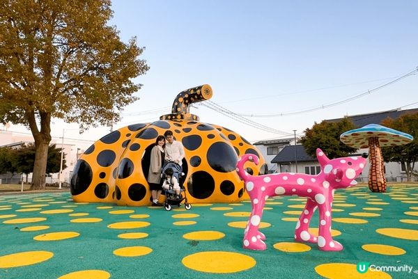 位於青森県十和田市嘅十和田市現代美術館，戶外展區擺有草間彌生...