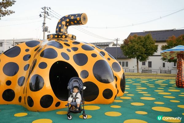 位於青森県十和田市嘅十和田市現代美術館，戶外展區擺有草間彌生...
