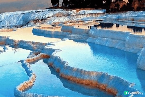 土耳其棉花堡，一層層藍白相間的梯田，注滿含有石炭岩的溫泉水，...
