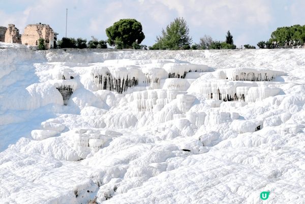 土耳其棉花堡，一層層藍白相間的梯田，注滿含有石炭岩的溫泉水，...