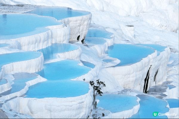 土耳其棉花堡，一層層藍白相間的梯田，注滿含有石炭岩的溫泉水，...