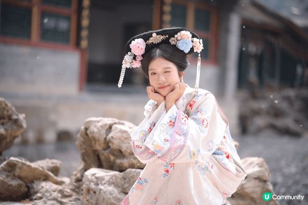 這是一張在北京穿格格服裝時拍的照片，當天我到頤和園外拍照。很...