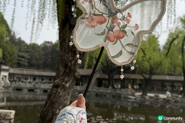 這是一張在北京穿格格服裝時拍的照片，當天我到頤和園外拍照。很...
