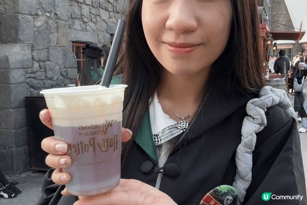 這是一張在北京穿格格服裝時拍的照片，當天我到頤和園外拍照。很...