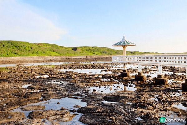 T字型曲橋搭配湛藍海岸線，形成超夢幻景點，漲潮時涼亭彷彿水上...