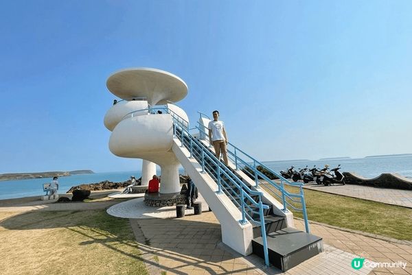 風櫃聽濤被稱為幽浮涼亭的熱門拍照打卡點就在海邊，這裡可以聽著...