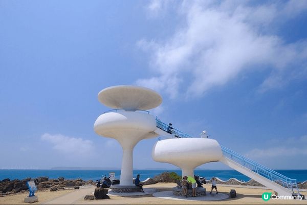 風櫃聽濤被稱為幽浮涼亭的熱門拍照打卡點就在海邊，這裡可以聽著...