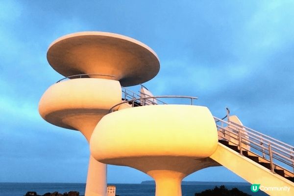 風櫃聽濤被稱為幽浮涼亭的熱門拍照打卡點就在海邊，這裡可以聽著...