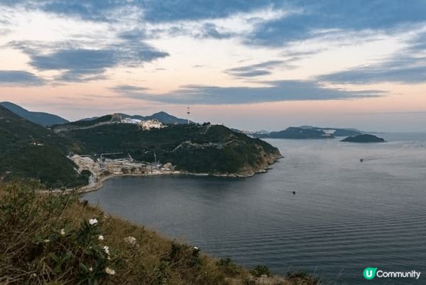 我會推介玉桂山，玉桂山山頂嘅空地廣闊，景觀開揚，可以對望海洋...