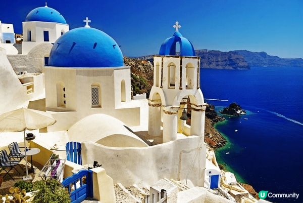 希臘的聖托里尼以藍白為主色的小島，躺在沙灘上享受日光浴，在溫...