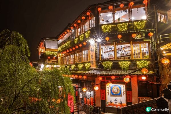 沿山坡緩緩向上的九份老街，狹小街道匯聚各式店家，傳統美食香氣...