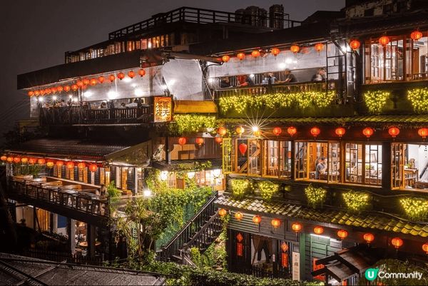 沿山坡緩緩向上的九份老街，狹小街道匯聚各式店家，傳統美食香氣...