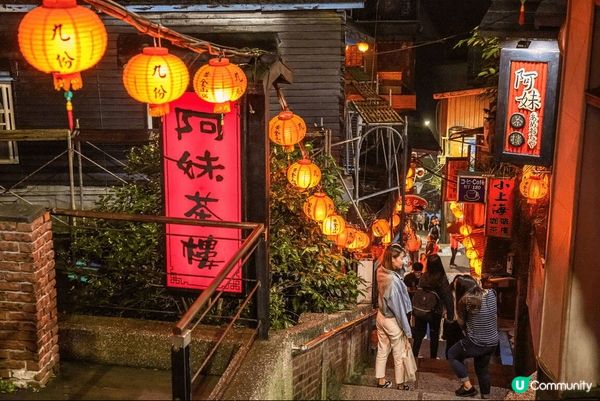 沿山坡緩緩向上的九份老街，狹小街道匯聚各式店家，傳統美食香氣...