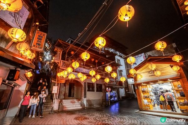 沿山坡緩緩向上的九份老街，狹小街道匯聚各式店家，傳統美食香氣...