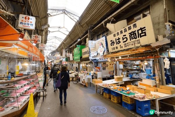大阪的黑門市場有各式各樣的海鮮店舖, 可以花一天時間行下食下...