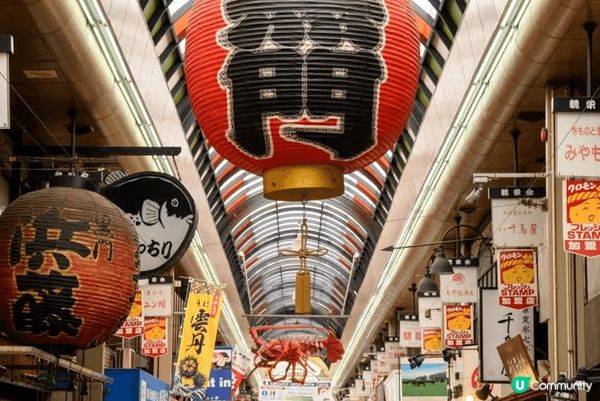 大阪的黑門市場有各式各樣的海鮮店舖, 可以花一天時間行下食下...