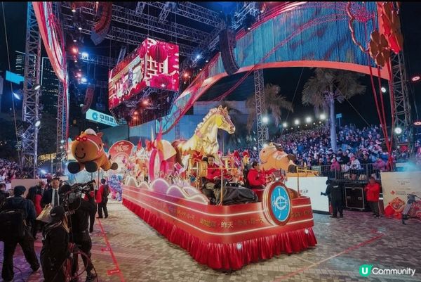 2025年農曆年初二尖沙咀花車滙演，有很多市民一同觀賞花車
